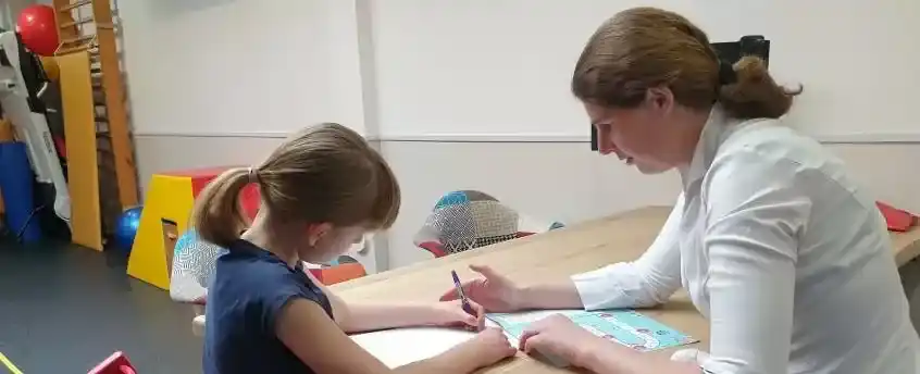 schrijf behandeling linkshandig op de praktijk kinderfysiotherapie leiden